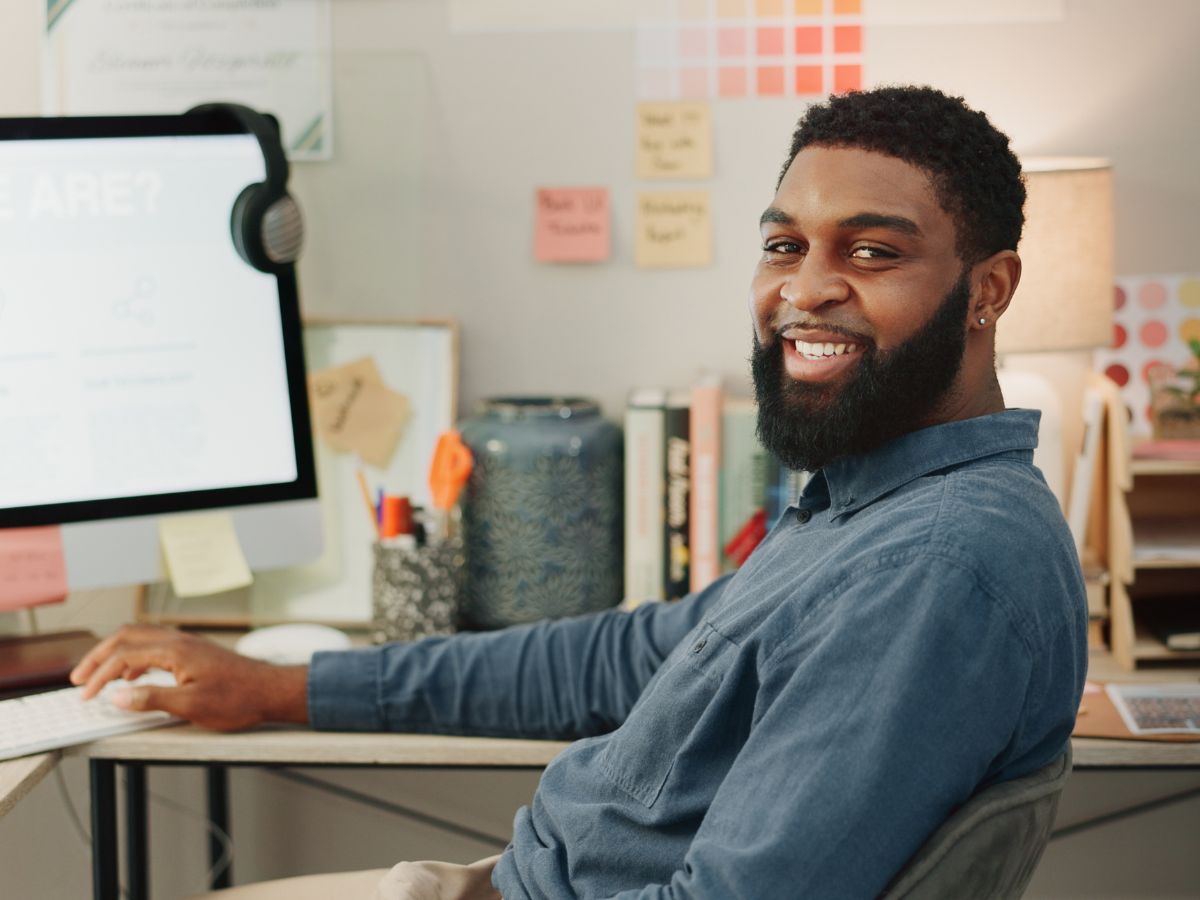 Live support customer service man at a computer